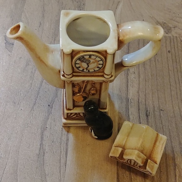 Cardew Design Small Decorative Teapot Grandfather Clock With Cat & Mouse - Picture 7 of 10